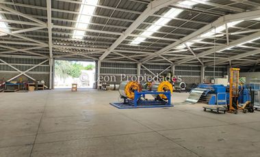 Se vende Gran Galpón en zona industrial en Curacaví, calle principal.