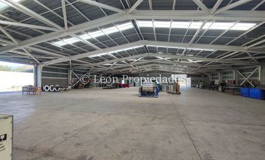 Se vende Gran Galpón en zona industrial en Curacaví, calle principal.