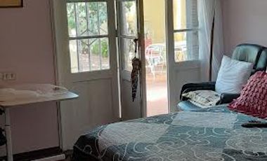 SOLIDA CASA  UN PISO TRADICIONAL COMUNA DE  SAN MIGUEL. ANTEJARDIN Y PATIO