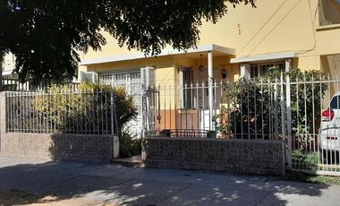 SOLIDA CASA  UN PISO TRADICIONAL COMUNA DE  SAN MIGUEL. ANTEJARDIN Y PATIO