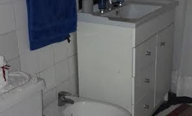 SOLIDA CASA  UN PISO TRADICIONAL COMUNA DE  SAN MIGUEL. ANTEJARDIN Y PATIO
