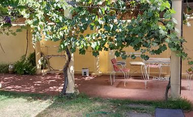 SOLIDA CASA  UN PISO TRADICIONAL COMUNA DE  SAN MIGUEL. ANTEJARDIN Y PATIO