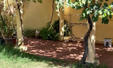 SOLIDA CASA  UN PISO TRADICIONAL COMUNA DE  SAN MIGUEL. ANTEJARDIN Y PATIO