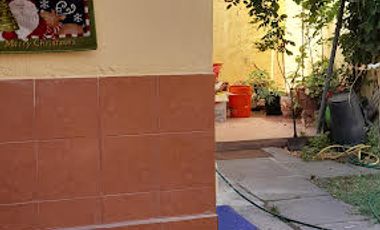 SOLIDA CASA  UN PISO TRADICIONAL COMUNA DE  SAN MIGUEL. ANTEJARDIN Y PATIO