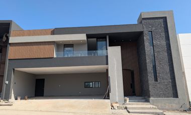 VENTA CASA FRENTE A PARQUE BOSQUES DE LAS MISIONES SECTOR ENCINO