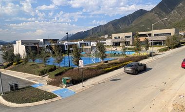 VENTA CASA FRENTE A PARQUE BOSQUES DE LAS MISIONES SECTOR ENCINO