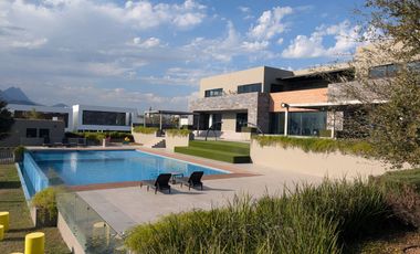 VENTA CASA FRENTE A PARQUE BOSQUES DE LAS MISIONES SECTOR ENCINO