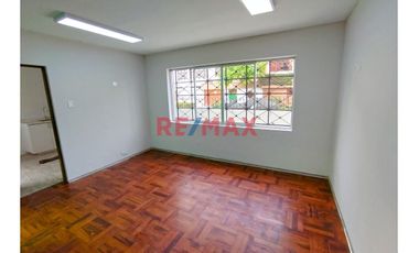 Se Alquila Amplia Vivienda Remodelada De 2 Pisos En Esquina, Tranquila Ubicación En Urb. Matellini1114510