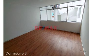 Se Alquila Amplia Vivienda Remodelada De 2 Pisos En Esquina, Tranquila Ubicación En Urb. Matellini1114510