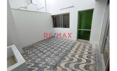 Se Alquila Amplia Vivienda Remodelada De 2 Pisos En Esquina, Tranquila Ubicación En Urb. Matellini1114510