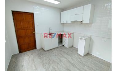 Se Alquila Amplia Vivienda Remodelada De 2 Pisos En Esquina, Tranquila Ubicación En Urb. Matellini1114510