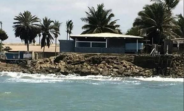 VENDO CASA DE PLAYA EN PRIMERA FILA - PLAYA COLAN
