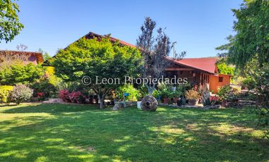 Leon Propiedades vende Parcela con 3 casas en sector Los Naranjos, Curacaví.