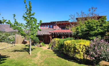 Leon Propiedades vende Parcela con 3 casas en sector Los Naranjos, Curacaví.