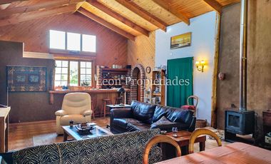 Leon Propiedades vende Parcela con 3 casas en sector Los Naranjos, Curacaví.