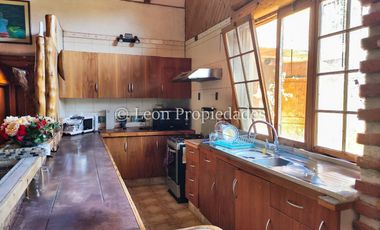 Leon Propiedades vende Parcela con 3 casas en sector Los Naranjos, Curacaví.