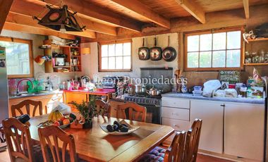 Leon Propiedades vende Parcela con 3 casas en sector Los Naranjos, Curacaví.