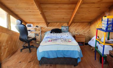 Leon Propiedades vende Parcela con 3 casas en sector Los Naranjos, Curacaví.