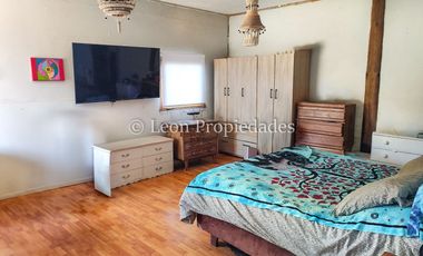 Leon Propiedades vende Parcela con 3 casas en sector Los Naranjos, Curacaví.