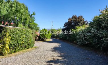 Leon Propiedades vende Parcela con 3 casas en sector Los Naranjos, Curacaví.