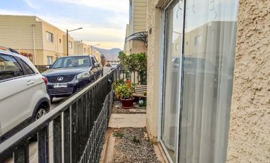 León Propiedades vende casa en condominio, Curacaví centro