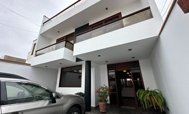 HERMOSA CASA, CON ESTRUCTURA DE LUJO ÁREA SOCIAL, PISCINA Y UN DEPARTAMENTO INDEPENDIENTE