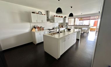 HERMOSA CASA, CON ESTRUCTURA DE LUJO ÁREA SOCIAL, PISCINA Y UN DEPARTAMENTO INDEPENDIENTE