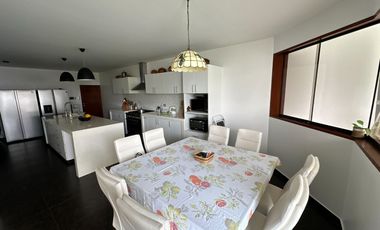 HERMOSA CASA, CON ESTRUCTURA DE LUJO ÁREA SOCIAL, PISCINA Y UN DEPARTAMENTO INDEPENDIENTE