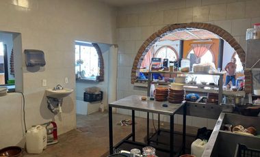 CASA EN VENTA CON TERRAZA, LOCALES, AREA VERDE Y RESTAURANTE, EL SALTO, JALISCO