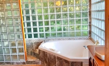 EXTRANJERO POR VIAJE VENDE CASA FRENTE A LAGUNA TORCA - MARAVILLOSO TERRENO