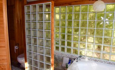 EXTRANJERO POR VIAJE VENDE CASA FRENTE A LAGUNA TORCA - MARAVILLOSO TERRENO