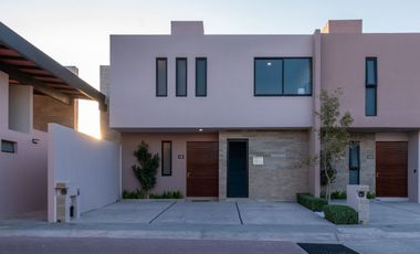 CASA VENTA, CONDOMINIO CON AMENIDADES, C: 151.99 M2 T: 127.40 M2, 3 REC. 2.5 BAÑOS.