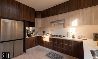CASA VENTA, CONDOMINIO CON AMENIDADES, C: 171 M2 T: 127.40 M2, 3 REC. 2.5 BAÑOS.