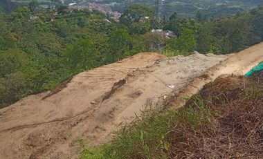 VENDO ESTE TERRENO CON TRES EXPLANACIONES EN BARBOSA ANTIOQUIA.