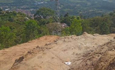 VENDO ESTE TERRENO CON TRES EXPLANACIONES EN BARBOSA ANTIOQUIA.