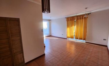 CASA AMPLIA EN CONDOMINIO EL ALTO