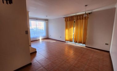 CASA AMPLIA EN CONDOMINIO EL ALTO