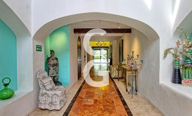Casa en Venta en Cancún en Zona Hotelera con 6 Habitaciones y Alberca