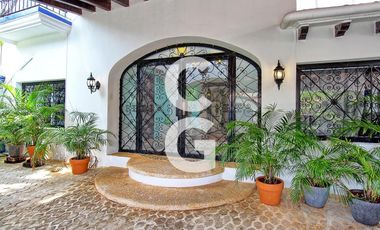Casa en Venta en Cancún en Zona Hotelera con 6 Habitaciones y Alberca