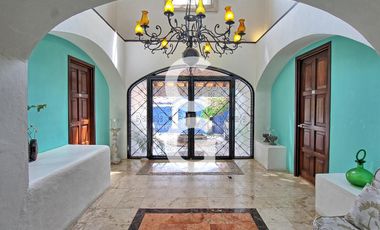 Casa en Venta en Cancún en Zona Hotelera con 6 Habitaciones y Alberca
