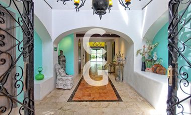 Casa en Venta en Cancún en Zona Hotelera con 6 Habitaciones y Alberca