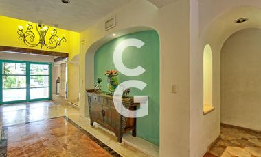 Casa en Venta en Cancún en Zona Hotelera con 6 Habitaciones y Alberca
