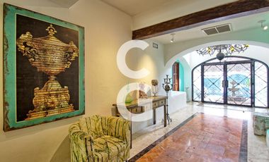 Casa en Venta en Cancún en Zona Hotelera con 6 Habitaciones y Alberca