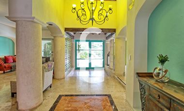 Casa en Venta en Cancún en Zona Hotelera con 6 Habitaciones y Alberca