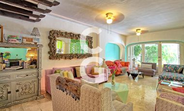 Casa en Venta en Cancún en Zona Hotelera con 6 Habitaciones y Alberca