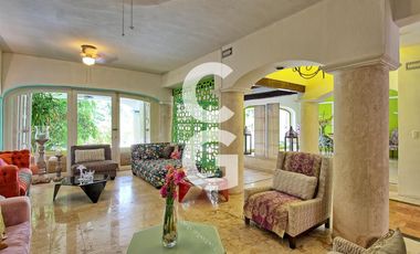Casa en Venta en Cancún en Zona Hotelera con 6 Habitaciones y Alberca