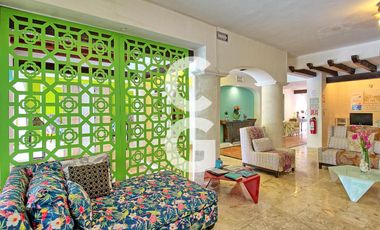 Casa en Venta en Cancún en Zona Hotelera con 6 Habitaciones y Alberca