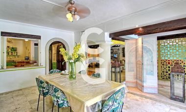 Casa en Venta en Cancún en Zona Hotelera con 6 Habitaciones y Alberca