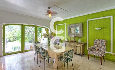 Casa en Venta en Cancún en Zona Hotelera con 6 Habitaciones y Alberca