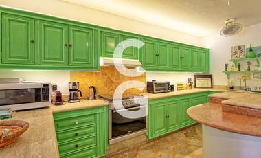 Casa en Venta en Cancún en Zona Hotelera con 6 Habitaciones y Alberca